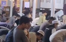 Viral Momen Ayah Gendong Anaknya yang Masih Bayi saat Salat, Aksinya Bikin Haru