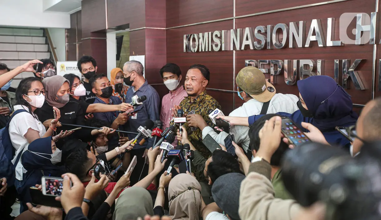 Komisioner Komnas HAM, Choirul Anam memberikan keterangan terkait kasus dugaan pembunuhan Brigadir Nofriyansah Yoshua Hutabarat atau Brigadir J, di kantornya, Menteng, Jakarta Pusat, Kamis (11/8/2022). Namun Anam menyebut hal itu merupakan dugaan sementara dan belum bisa menyimpulkan pelanggaran HAM dalam kasus tewasnya Brigadir J karena penyelidikan masih berlangsung. (Liputan6.com/Faizal Fanani)