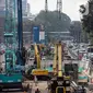 Suasana saat para pekerja menyelesaikan proyek Moda Raya Terpadu (MRT) Fase II di Jalan MH Thamrin, Jakarta, Selasa (19/7/2022). Proyek MRT Jakarta Fase 2 CP 201 rute Stasiun Thamrin-Stasiun Monas telah mencapai 40,25 persen. (Liputan6.com/Faizal Fanani)