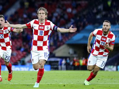Pemain Kroasia Luka Modric (tengah) melakukan selebrasi usai mencetak gol ke gawang Skotlandia pada pertandingan Grup D Euro 2020 di Stadion Hampden Park, Glasgow, Selasa (22/6/2021). Kroasia menang 3-1. (Robert Perry/Pool via AP)