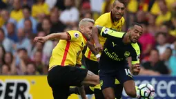 Pemain Arsenal, Theo Walcott, berusaha dihentikan pergerakannya oleh pemain Watford pada laga Premier League 2016-17 di Vicarage Road, Sabtu (27/8/2016). (Action Images via Reuters/Andrew Boyers)