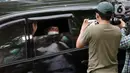Ketua Komisi VIII DPR RI, Yandri Susanto (kiri) menjawab pertanyaan usai diperiksa di Gedung KPK, Jakarta, Selasa (30/3/2021). Yandri Susanto diperiksa sebagai saksi untuk tersangka Matheus Joko Santoso terkait dugaan suap pengadaan bansos untuk wilayah Jabodetabek. (Liputan6.com/Helmi Fithriansyah)
