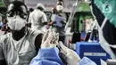 Petugas medis menyiapkan vaksin COVID-19 Sinopharm untuk disuntikkan kepada pencari suaka di GOR Bulungan, Kebayoran Baru, Jakarta, Kamis (7/10/2021). Vaksinasi tahap pertama untuk pencari suaka di Jakarya yang dimulai hari ini tersedia untuk 600 orang. (merdeka.com/Iqbal S. Nugroho)
