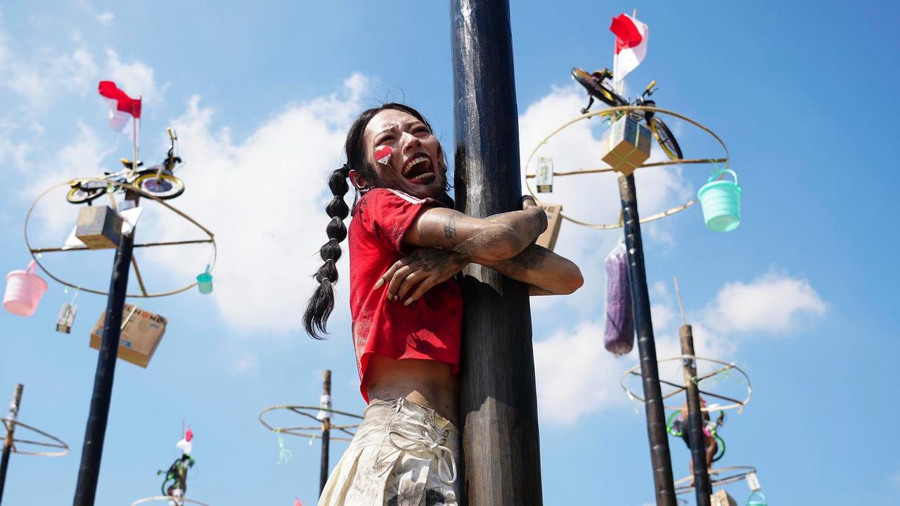 FOTO: Serunya Panjat Pinang di Ancol, 400 Peserta Rebut Hadiah Kemerdekaan