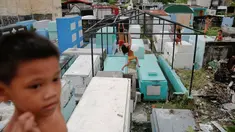 Anak-anak bermain di kuburan bergaya apartemen yang dibangun di North Cemetery, Manila, Filipina, (16/10). Kuburan ini tidak hanya menjadi tempat pemakaman orang mati, tapi juga ditinggali oleh warga yang tidak mampu membeli rumah. (Reuters/ Damir Sagolj)