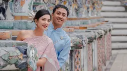 Potret Fanny Ghassani dan Suami Romantis Kondangan di Thailand