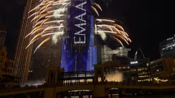 Kembang api meledak dari Burj Khalifa pada perayaan Tahun Baru di Dubai, Uni Emirat Arab, 31 Desember 2021. Burj Khalifa menyambut Tahun Baru 2022 dengan pesta kembang api yang menakjubkan. (STRINGER/AFP)