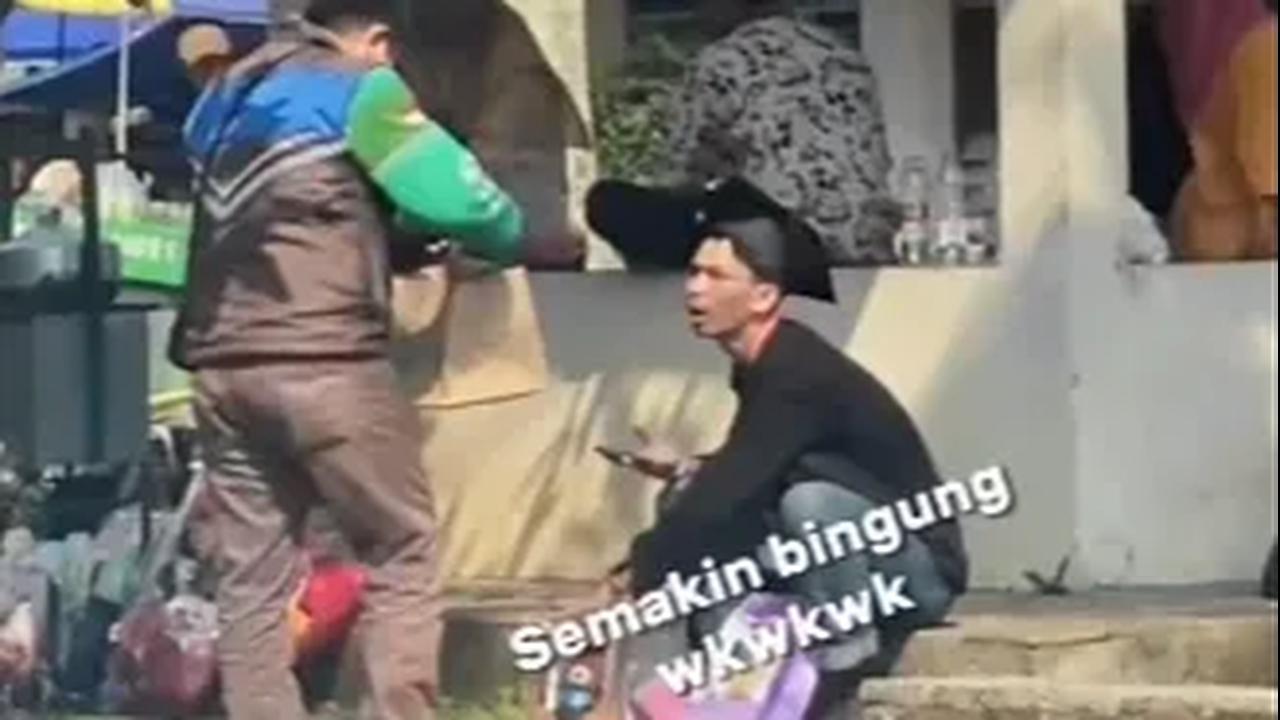 Tak berselang lama, kesendirian sang wisudawan mulai sirna. Satu per satu, ada pengemudi ojol yang mendatangi dengan menenteng hadiah.