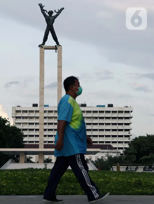 Warga melakukan aktivitas olahraga dengan berjalan santai di kawasan Taman Lapangan Banteng, Jakarta, Kamis (17/12/2020). Dengan berolahraga secara teratur diperlukan untuk menjaga kebugaran tubuh dan meningkatkan imunitas serta mencegah sakit. (Liputan6.com/Helmi Fithriansyah)