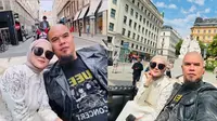 Potret Ahmad Dhani dan Mulan Jameela di Slovakia (sumber: Instagram/ahmaddhaniofficial)