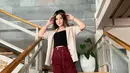 Kombinasi celana kargo dan kemeja juga akan jadi inspirasi yang bisa diadaptasi oleh siapapun, seperti yang dikenakan oleh Shannon. 
(Foto: Instagram/ Shannon Wong)