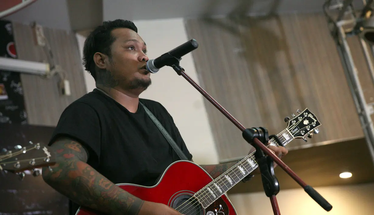 Tidak hanya sampai disitu, ayah satu anak itu juga memiliki tanggung jawab besar sebagai kepala keluarga untuk menuntun anak dan istrinya berdasarkan keyakinan yang dianutnya sekarang. (Nurwahyunan/Bintang.com)