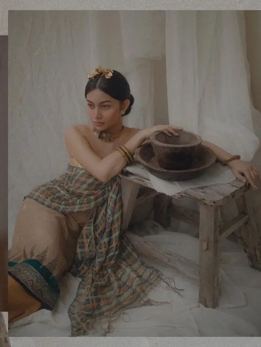 Terdiri dari bagel berlapis, kalung coket berbentuk bunga, hingga headpiece simple di atas kecil [instagram/anaditya_]