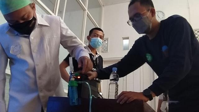 Rumah Sakit Islam (RSI) Banjarnegara mengembangkan Portable Oxygen Concentrator Banjarnegara Islamic Hospital (POCBIH), alat portabel untuk membantu pasien Covid-19 saat sesak napas. (Foto: Liputan6.com/Humas RSI Banjarnegara)