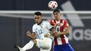 Penyerang Argentina, Lautaro Martinez, berebut bola dengan bek Paraguay, Fabian Balbuena, pada laga kualifikasi Piala Dunia 2022 zona CONMEBOl di Stadion La Bombanera, Jumat (13/11/2020) pagi WIB. Argentina imbang 1-1 oleh Paraguay. (Marcelo Endelli, Pool via AP)