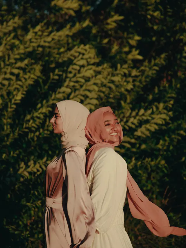 7 Tren Warna Baju Lebaran 2025, dari Natural hingga Bold yang Simpel dan Stylish. (pexels.com/PNW Production)