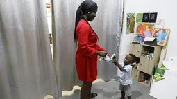 Ibunya, Chantelle Kukua Eghan, mengatakan bahwa semuanya berawal dari ketidaksengajaan saat putranya, yang saat itu berusia 6 bulan, menemukan cat akrilik miliknya. (AP Photo/Misper Apawu)