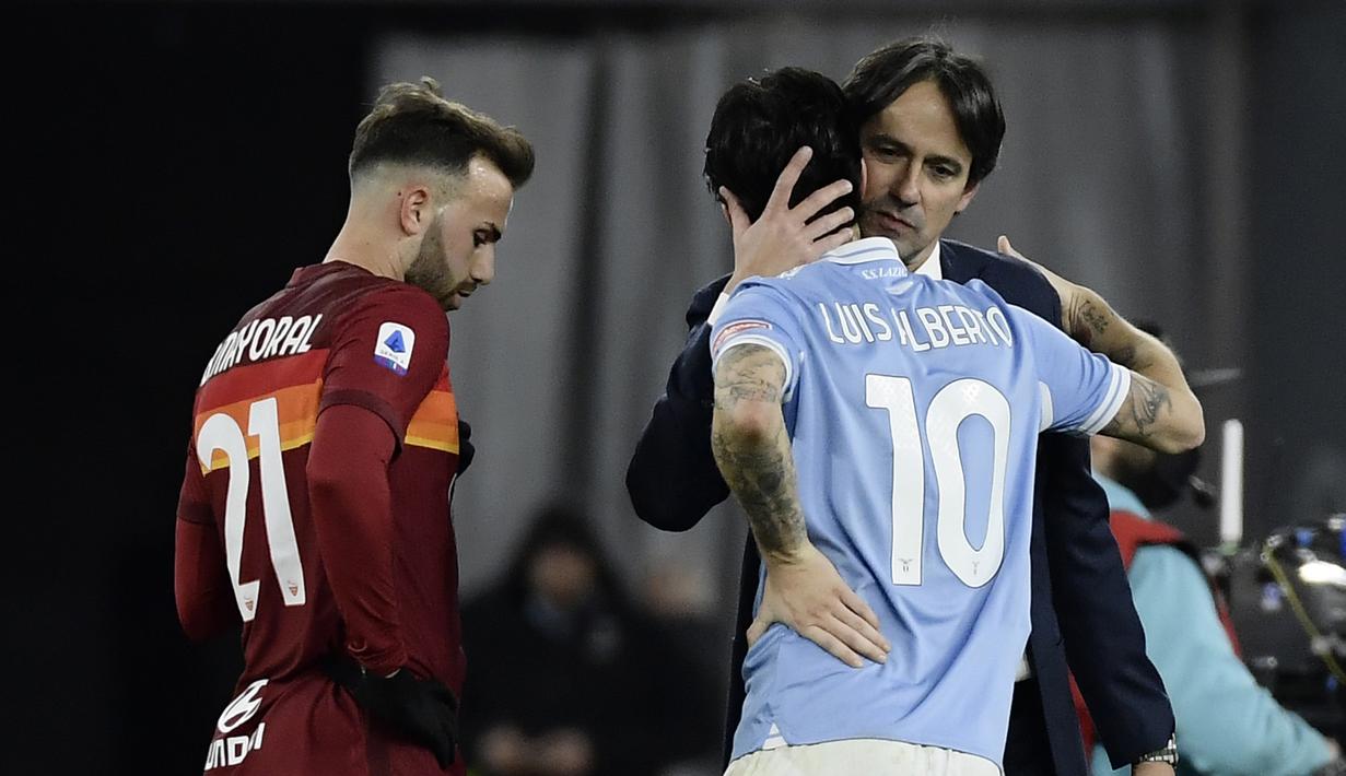 Manajer tim Lazio, Simone Inzaghi (kanan) memeluk gelandang Luis Alberto yang mencetak dua gol ke gawang AS Roma usai berakhirnya laga lanjutan Liga Italia Serie A 2020/21 pekan ke-18 di Olympic Stadium, Roma, Jumat (15/1/2021). Lazio menang 3-0 atas AS Roma. (AFP/Filippo Monteforte)