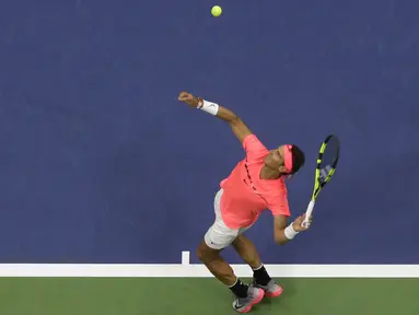 Rafael Nadal melakukan servis kearah lawannya petenis Serbia, Dusan Lajovic pada babak pertama Tenis AS Terbuka 2017 di Arthur Ashe Stadium, New York,  (29/8/2017). Nadal menang 8-6, 6-2, 6-2. (AP/Julie Jacobson)