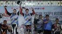 Richard Dibben (ketiga dari kiri) berhasil menjuarai seri kedua FIM Asia Championship 2016 di Malang, Minggu (9/10/2016)