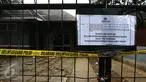 Petugas Polisi saat menyegel rumah dinas perwira tinggi Polri di Jl. Wijaya XV, Kebayoran Baru, Jakarta, Selasa (15/9/2015). Penertiban dilakukan karena 12 rumah tersebut sudah tidak ditempati oleh anggota aktif Kepolisian. (Liputan6.com/Yoppy Renato)