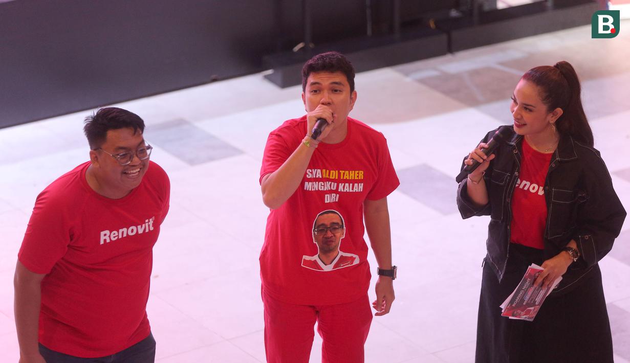 Aldi Taher menggunakan kaos dengan gambar coach Justin dalam acara Roaring Night Nobar Arsenal versus Wolverhampton Wanderers di Pasren Asthana, Ampera, Jakarta Selatan, Sabtu (2/12/2023) malam WIB. (Bola.com/M Iqbal Ichsan)