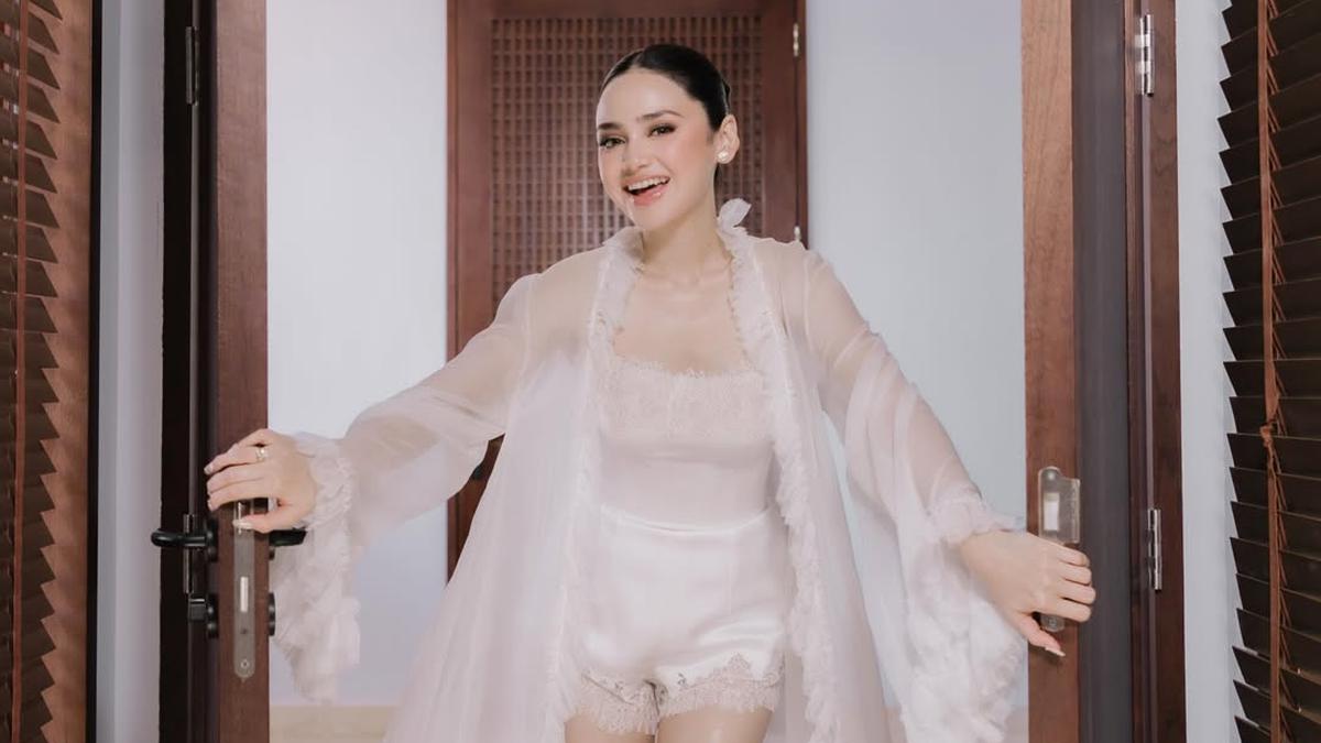 Syifa Hadju Tampil Berbeda dengan Bridal Robe Jumpsuit Putih di Momen Resepsi Bali