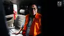 Wali Kota Batu nonaktif, Eddy Rumpoko berada di mobil tahanan usai menjalani pemeriksaan di Gedung KPK, Jakarta, Senin (25/9). Eddy menjalani pemeriksaan perdana sebagai tersangka dugaan suap barang dan jasa. (Liputan6.com/Helmi Fithriansyah)