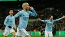 Pemain Manchester City, David Silva berselebrasi setelah mencetak gol ke gawang Arsenal dalam laga final Piala Liga Inggris di Stadion Wembley, Minggu (25/2). Manchester City menghancurkan Arsenal dengan skor telak 3-0. (AP/Frank Augstein)