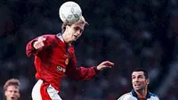 Jordi Cruyff (kiri), sempat membela Manchester United. (DAVE KENDALL / PA / AFP)