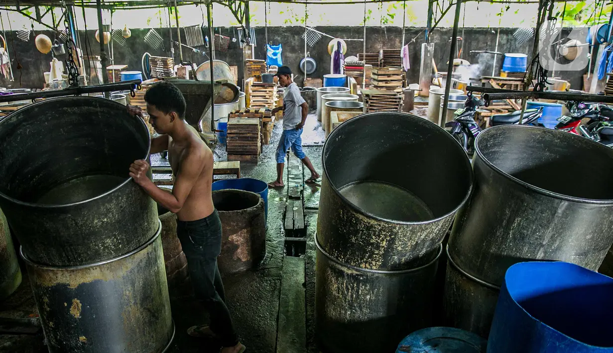 Aktivitas pekerja di pabrik tahu tempe yang berhenti operasi di kawasan Duren Tiga, Jakarta, Sabtu (2/12/2021). Keputusan untuk menghentikan sementara proses produksi ini disepakati jajaran pengurus Puskopti pada Kamis, 31 Desember 2020. (Liputan6.com/Faizal Fanani)