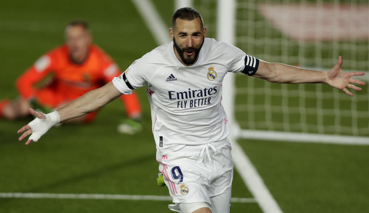 Penyerang Real Madrid, Karim Benzema berselebrasi setelah mencetak gol ke gawang Barcelona pada pekan ke-30 Liga Spanyol di Estadio Alfredo Di Stefano, Minggu dinihari WIB (11/4/2021). Real Madrid kembali sukses taklukkan rival abadinya Barcelona 2-1. (AP Photo/Manu Fernandez)