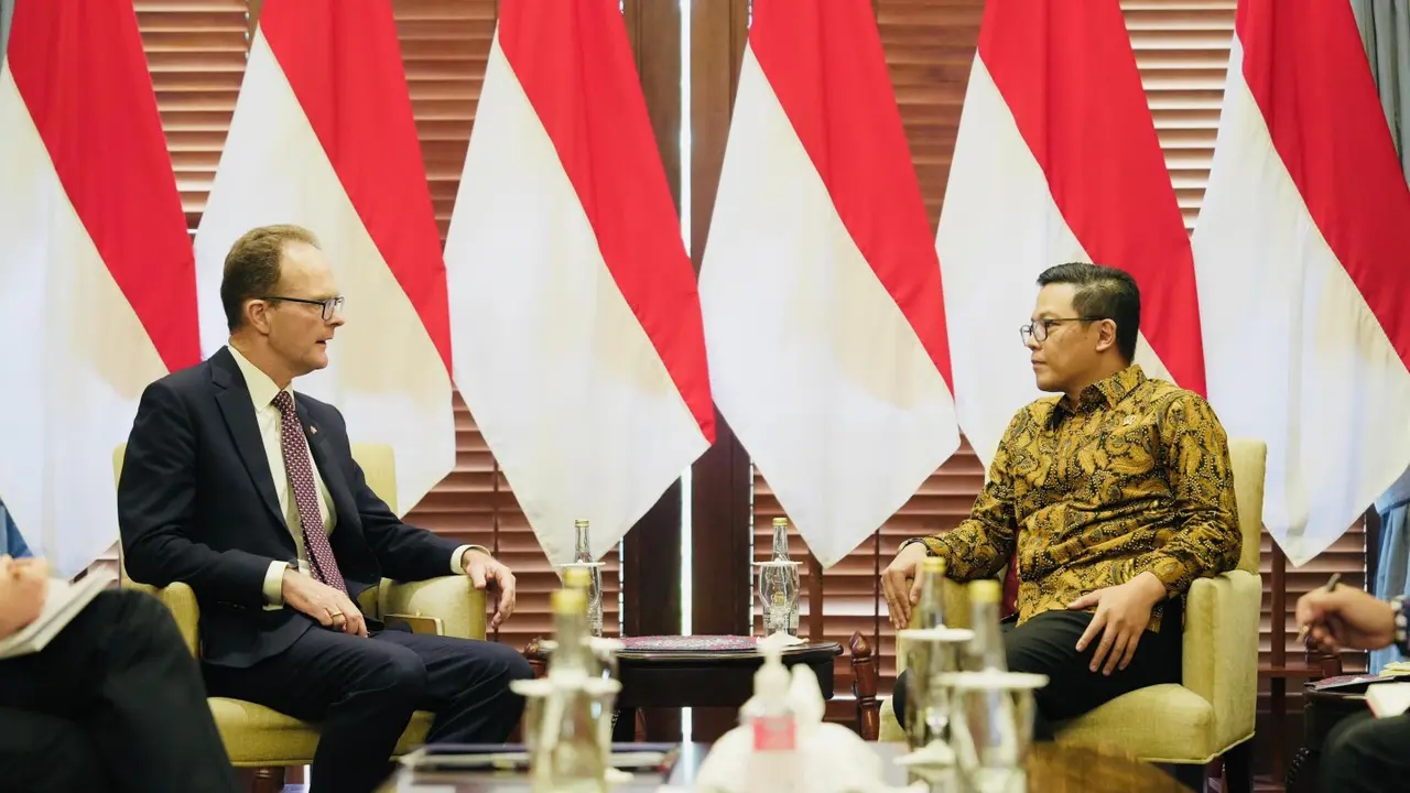 Duta Besar Inggris untuk Indonesia (kiri) dan Menlu RI Sugiono (kanan) dalam pertemuan bilateral, Kamis (8/5/2025). (Dok. Kemlu RI)