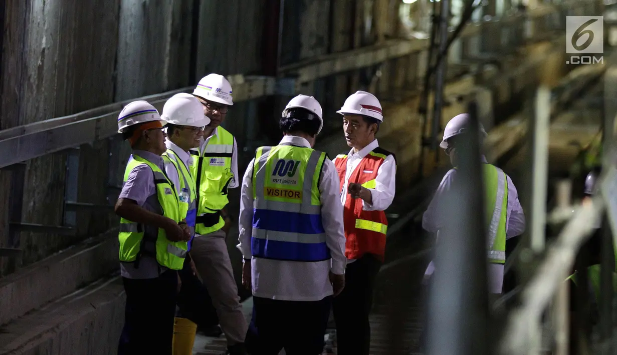 Presiden Joko Widodo saat meninjau pengerjaan proyek terowongan bawah tanah mass rapid transit (MRT), fase 1 di Bundaran HI, Jakarta, Rabu (7/3). Peninjauan untuk memastikan kesiapan MRT Jelang ASIAN Games 2018. (Liputan6.com/Johan Tallo)