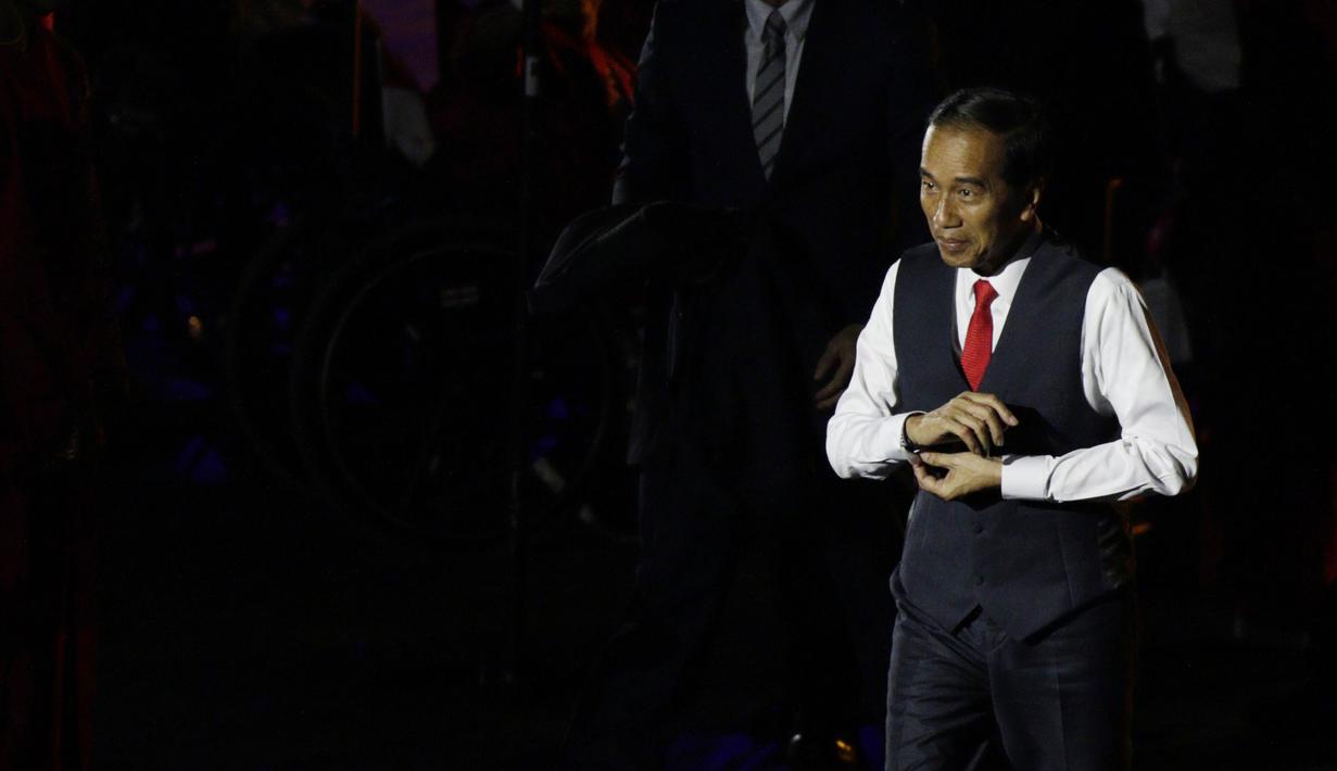 Presiden Indonesia, Joko Widodo, saat pembukaan Asian Para Games di SUGBK, Jakarta, Sabtu (06/10/2018). Acara tersebut dimeriahkan dengan aksi para penyandang disabilitas. (Bola.com/M Iqbal Ichsan)