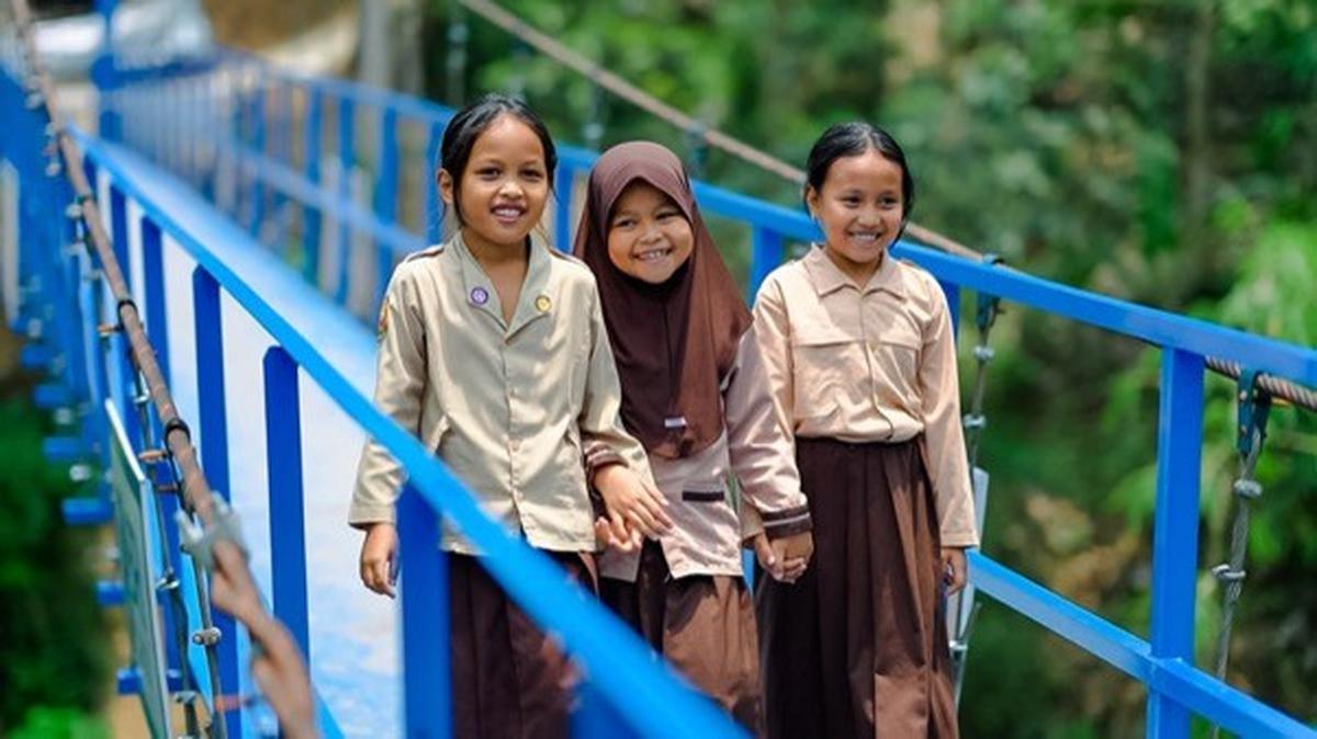 BRI Peduli Hadirkan Jembatan Gantung di Cianjur, Buka Akses Aman bagi Warga Desa Kemang