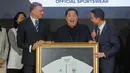 Ketua Umum PSSI, Erick Thohir (tengah) tertawa saat mendapatkan cendera mata kaos polo dari Chairman of CEO Kelme Global Clinten KE (kanan) dan Vice Chairman of Kelme Global, Borja Garcia Nieto (kiri) dalam acara perkenalan kerja sama yang berlangsung di Hotel Tribrata, Jakarta, Jumat (23/01/2026). (Bola.com/Bagaskara Lazuardi)