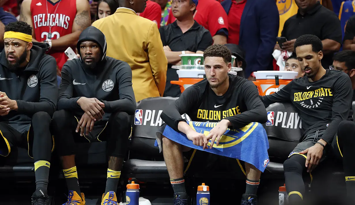 Ekspresi para pemain Warriors saat ketinggalan poin dari Pelicans pada laga gim ketiga semifinal NBA basketball playoff di Smoothie King Center, New Orleans, (4/5/2018). Pelicans menang 119-100. (AP/Gerald Herbert)