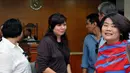 Ibu Kevin Julio, Nancy Wijaya (tengah) usai menghadiri sidang lanjutan kasus tabrak lari dengan korban ayah Kevin Julio, Jakarta, Selasa (24/3/2015). Kevin Julio tak hadir dalam persidangan tersebut.(Liputan6.com/Panji Diksana)