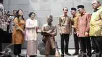 Puan Maharani, Megawati Soekarnoputri, Presiden Jokowi dan Wali Kota Bandung Ridwan Kamil melihat patung Soekarno saat mengunjungi Penjara Banceuy, Bandung, Rabu (1/6). Penjara itu pernah menjadi tempat penahanan Soekarno. (Liputan6.com/Faizal Fanani)