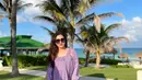Kali ini dress pantai yang panjang sukses membuat penampilan wanita 37 tahun ini cantik paripurna. Gaun berwarna ungu dengan motif mirip batik ini cocok digunakan untuk bersantai di tempat aga jauh dari air laut. (Liputan6.com/IG/@ashanty_ash)