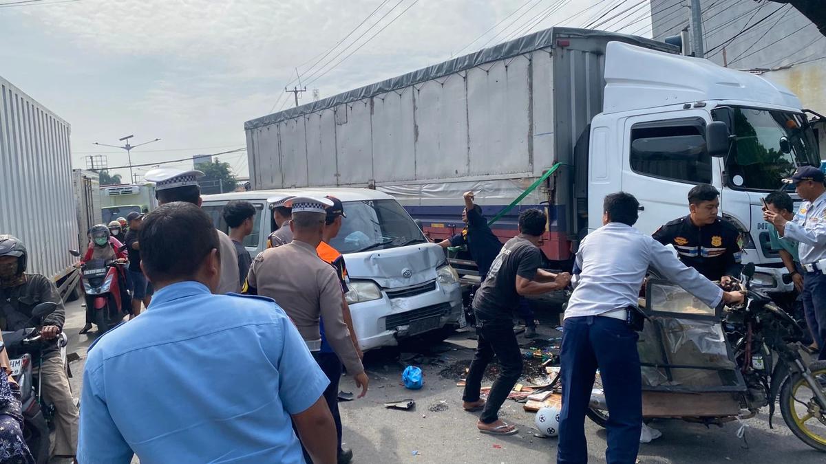Tabrakan Beruntun di Lampu Merah Dawuan Cikampek