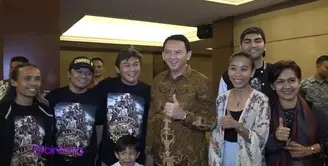 Mendukung perfilman Indonesia, Ahok ikut hadir dalam acara nonton bareng Comic 8: Casino Kings Part 2. Merasa terhibur, Ahok dan anaknya tertawa selama menonton film ini. 