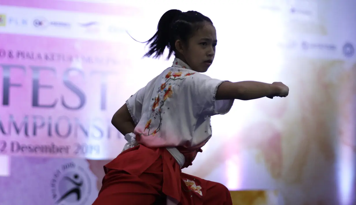 Atlet wushu saat mengikuti Festival Wushu di Wisma Serba Guna Senayan, Jakarta, Jumat (20/12). Ratusan atlet wushu berusia 6-15 tahun ikuti kejuaraan wushu nasional. (Bola.com/Yoppy Renato)
