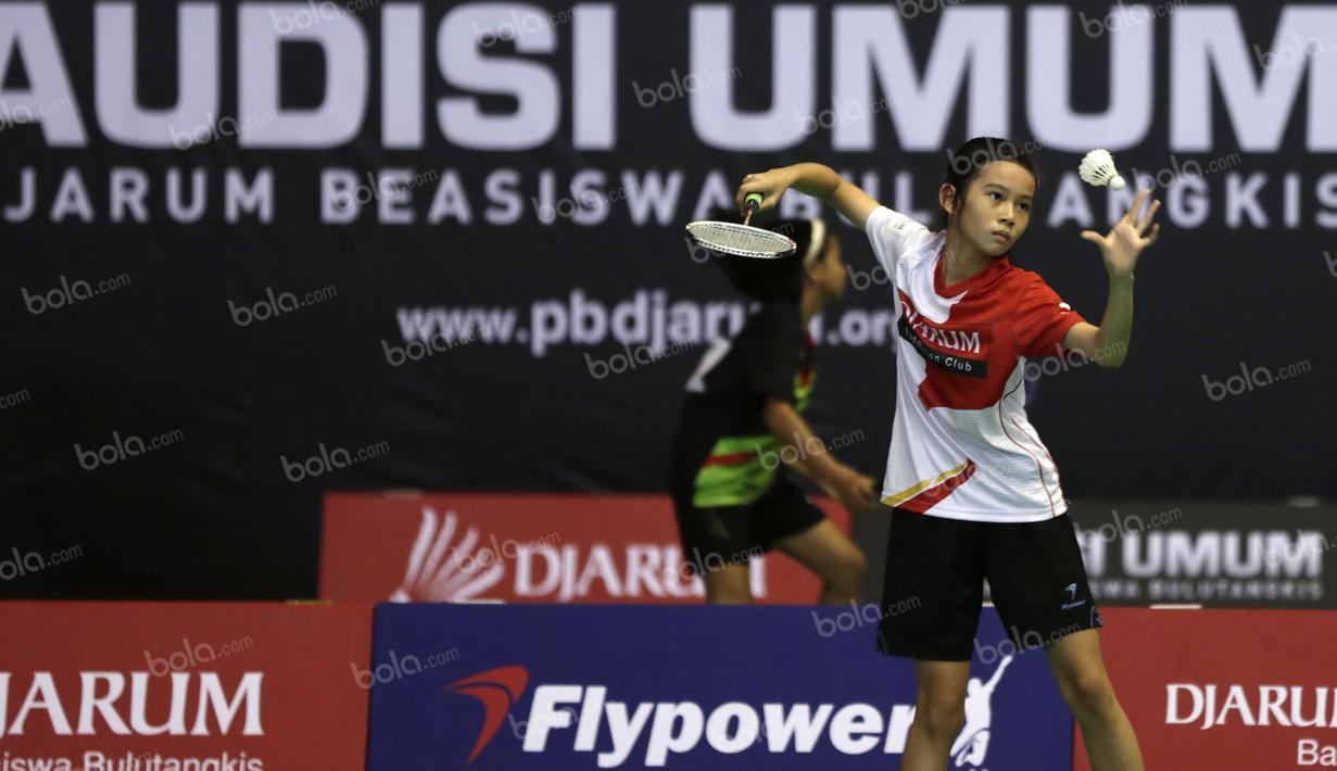 Seorang atlet putri beraksi di kelompok umur 13 tahun dalam Audisi Umum Beasiswa Bulutangkis PB Djarum di GOR Sritex, Solo, Minggu (10/4/2016). Audisi Umum ini diikuti 645 atlet yang datang dari berbagai daerah. (Bola.com/Arief Bagus)