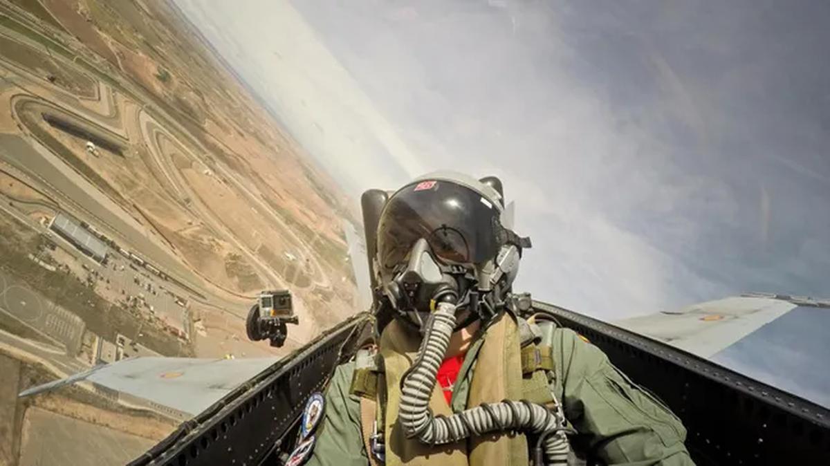 Maverick Vinales di dalam jet F-18. (c) MotoGP.com