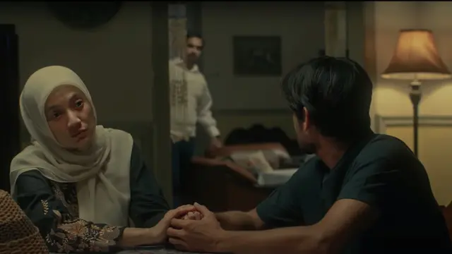 Salah satu adegan film Sampai Jadi Debu. (Foto: YouTube Falcon Pictures)
