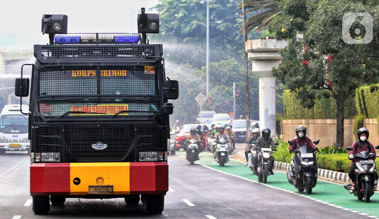 Personel gabungan yang dikerahkan terdiri dari Satpol PP, Dishub, Dinas Gulkarmat, Dinas Pertamanan dan Hutan Kota, serta Polda Metro Jaya. (Liputan6.com/Angga Yuniar)