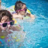 mengajarkan anak berenang gampang-gampang susah/copyright: pexels.com/juan salamanca