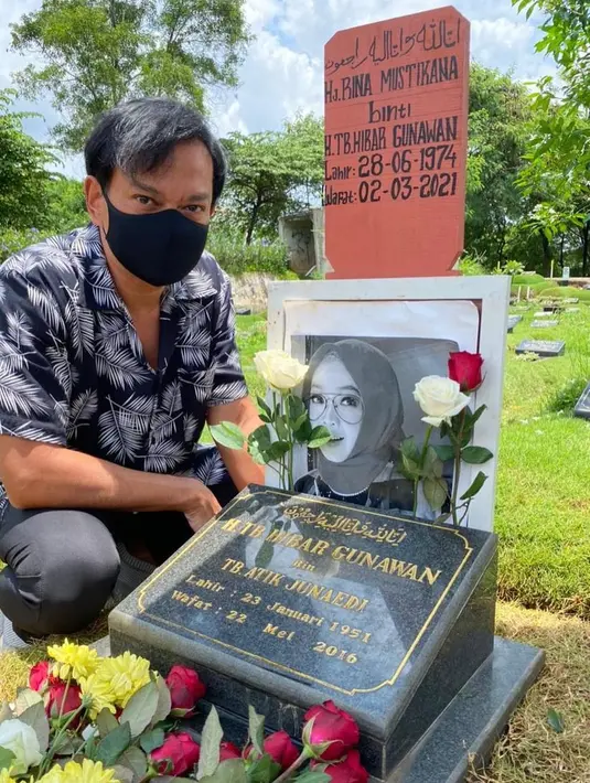 Artis Nyekar ke Makam Rina Gunawan Hedi Yunus. (Instagram/hedi_yunus)